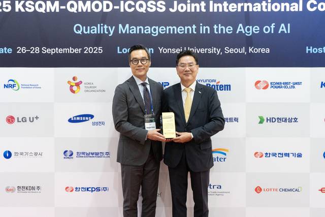 현대로템이 지난 27일 서울 연세대에서 열린 한국품질경영학회 추계 학술대회에서 ‘2025 지속가능경영품질대상’을 수상했다. 사진은 조규출(오른쪽) 현대로템 품질본부장(상무)과 박희준 한국품질경영학회장이 기념촬영을 하는 모습. 현대로템 제공