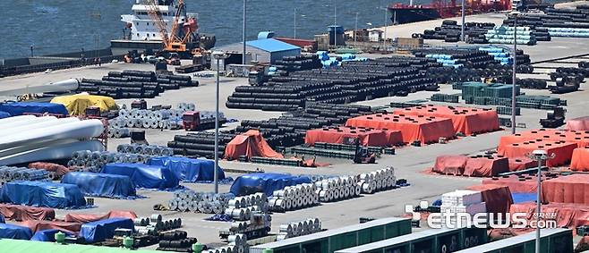 트럼프 행정부가 부과하는 상호관세가 미 동부 현지시간 7일 0시 1분(한국시간 7일 13시 1분)부터 본격 시행됐다. 자동차의 경우 한미 협상을 통해 현행 25%에서 15%로 품목별 관세를 낮췄으나 관세협상에서 인하에 실패한 철강·알루미늄 관세는 현행 50%가 유지된다. 경기 평택시 평택항에 철강 제품이 쌓여 있다.  평택=이동근기자 foto@etnews.com