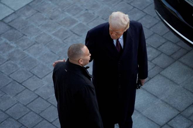 미국의 도널드 트럼프 대통령(오른쪽)이 지난 1월 20일 미국 워싱턴DC 국회의사당에서 민주당의 하킴 제프리스 하원 원내대표(뉴욕주)와 대화하고 있다.로이터연합뉴스