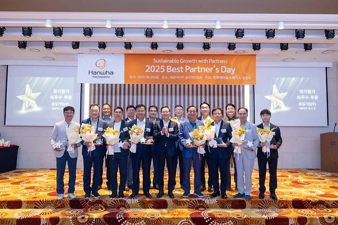 손재일 한화에어로스페이스 대표(앞줄 가운데)가 지난 26일 '2025 베스트 파트너스 데이'에서 우수 협력사로 선정된 업체 대표들과 기념촬영을 하고 있다. 한화에어로스페이스 제공