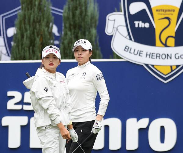 2025년 한국여자프로골프(KLPGA) 투어 메이저 대회 하이트진로 챔피언십 우승을 경쟁한 노승희, 성유진 프로가 최종라운드에서 경기하는 모습이다. 우승은 성유진이 차지했다. 사진제공=KLPGA (사진을 무단으로 사용하지 마십시오.)