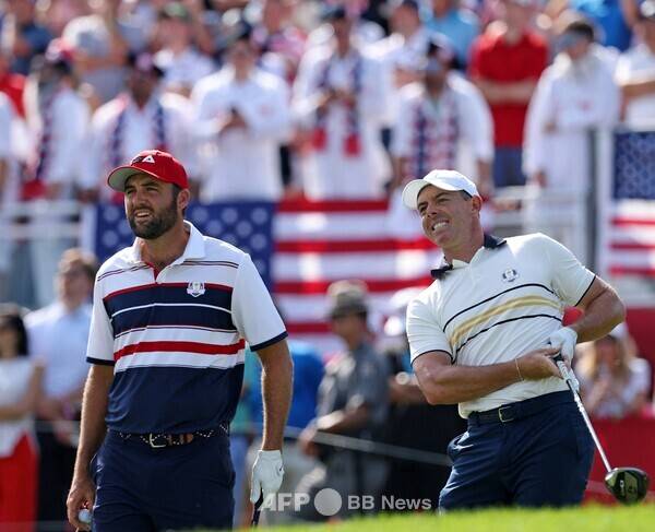 남자골프 대항전인 2025 라이더컵에 출전한 세계랭킹 1위 스코티 셰플러(미국)와 유럽 팀의 로리 맥길로이(북아일랜드)가 마지막 날 싱글 매치에서 경기하는 모습이다. 사진제공=ⓒAFPBBNews = News1 (사진을 무단으로 사용하지 마십시오.)
