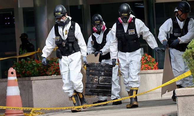 29일 오전 대전 유성구 국가정보자원관리원 화재 현장에서 경찰 관계자들이 불이 붙었던 무정전·전원 장치(UPS)용 리튬이온배터리를 옮기고 있다. 연합뉴스