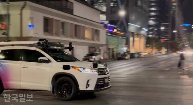 세계 최대 전자상거래업체 아마존의 자율주행차량 죽스(zoox)가 22일(현지시간) 미국 텍사스주 오스틴 시내 콩그레스 애비뉴를 달리고 있다. 오스틴=박지연 특파원