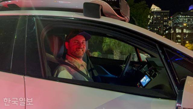 이틀 연속 오스틴에서 웨이모 조수석에 탑승한 그렉은 22일(현지시간) 뒷좌석에 탄 아내를 향해 "나보다 운전을 잘하는 것 같지?"라고 물으며 웃었다. 오스틴=박지연 특파원