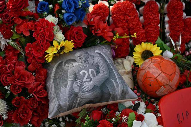18일(한국시간) 리버풀과 아틀레티코 마드리드의 UEFA 챔피언스리그(UCL) 리그 페이즈 1차전을 앞두고 조타를 추모하는 공간이 리버풀 홈구장 안필드에 마련된 모습. 리버풀=AFP 연합뉴스