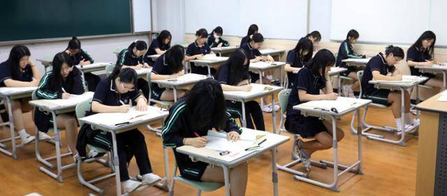 2026학년도 대학수학능력시험 9월 모의평가가 치러진 3일 부산 금정구 부산사대부고 3학년 교실에서 수험생들이 시험 문제를 풀고 있다. 뉴스1