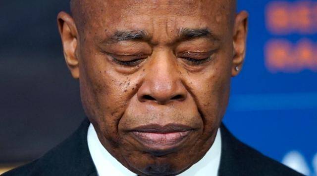 2월 24일 에릭 애덤스 미국 뉴욕시장이 시청에서 기자회견을 하고 있다. 그는 9월 28일 엑스(X)에 올린 동영상을 통해 재선 도전 포기를 선언했다. AFP 연합뉴스 자료사진