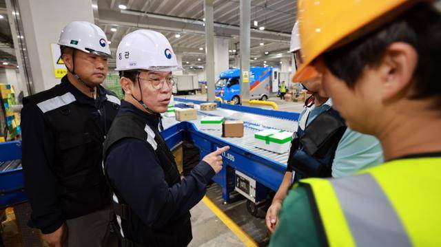 김영훈 고용노동부 장관이 29일 서울 소재 택배물류센터를 점검하는 모습. 고용노동부 제공