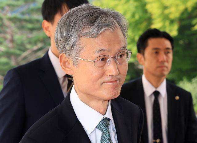 조희대 대법원장이 29일 서울 서초구 대법원으로 출근하고 있다. 한편 조 대법원장은 30일 예정된 국회 법제사법위원회의 ‘대법원장 대선 개입 의혹 긴급 청문회’에 출석하지 않겠다는 뜻을 담은 의견서를 지난 26일 국회에 제출했다. 뉴스1