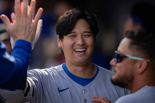 <yonhap photo-1983=""> SEATTLE, WA - SEPTEMBER 28: Shohei Ohtani #17 of the Los Angeles Dodgers celebrates in the dugout after hitting a solo home run during the seventh inning of a game against the Seattle Mariners at T-Mobile Park on September 28, 2025 in Seattle, Washington. Stephen Brashear/Getty Images/AFP (Photo by STEPHEN BRASHEAR / GETTY IMAGES NORTH AMERICA / Getty Images via AFP)/2025-09-29 06:11:55/ <저작권자 ⓒ 1980-2025 ㈜연합뉴스. 무단 전재 재배포 금지, AI 학습 및 활용 금지></yonhap>