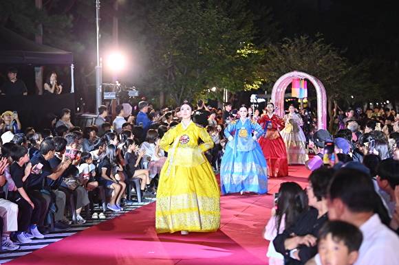 지난 27일 하남문화예술회관에서 열린 ‘2025 하남이성산성문화제-K-패션 in 하남’에서 모델들이 고운 한복 자태를 뽐내며 런웨이를 걷고 있다. [사진=하남시]