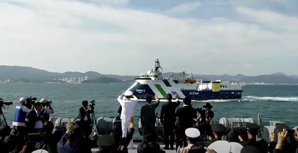 탐해3호가 해군 창설 80주년 ‘2025 대한민국해군 관함식’ 해상 사열에 참가해 정조대왕함 지휘 아래 항진하고 있다. [사진=지질자원연]