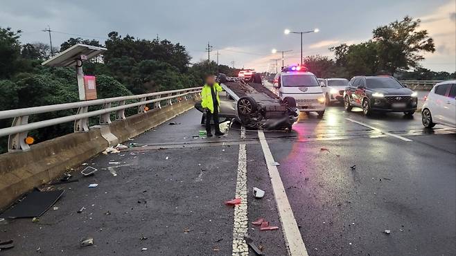 어제(28일) 저녁 6시 3분쯤 제주시 애월읍의 한 도로에서 발생한 교통사고 현장 (제주소방안전본부 제공)