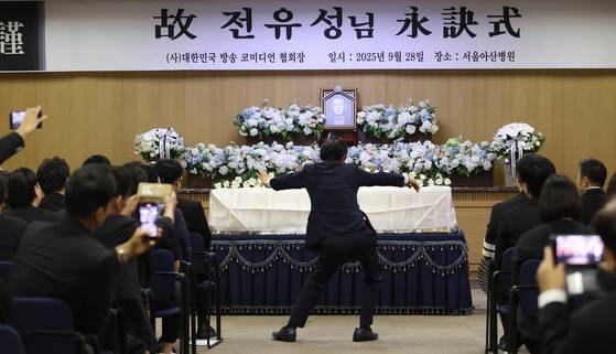 28일 엄수된 고 전유성의 영결식에서 후배 개그맨 김정렬이 생전 고인이 좋아했던 ‘숭구리당당’ 퍼포먼스를 하고 있다. [연합뉴스]