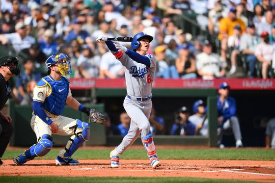 29일 시애틀과의 시즌 최종전 첫 타석에서 투런 홈런을 때려내는 김혜성. 로이터=연합뉴스