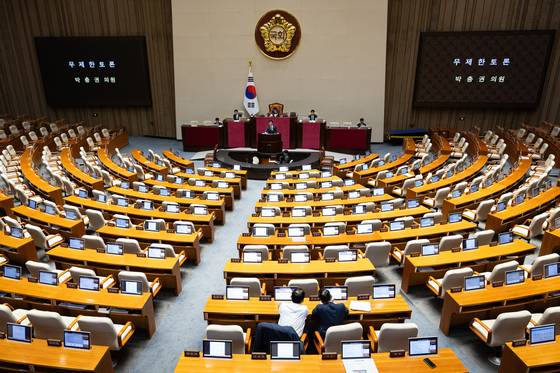 (서울=뉴스1) 유승관 기자 = 박충권 국민의힘 의원이 28일 서울 여의도 국회에서 열린 제429회 국회(정기회) 제9차 본회의에서 국회법 일부개정법률안(수정안)에 대한 무제한토론(필리버스터)을 하고 있다. 뉴스1