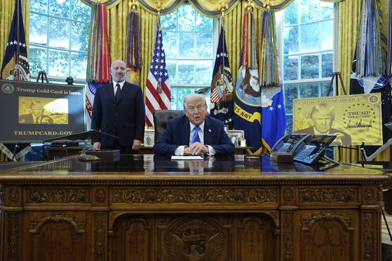 도널드 트럼프 미국 대통령과 하워드 러트닉 미국 상무부 장관(왼쪽). AP=연합뉴스