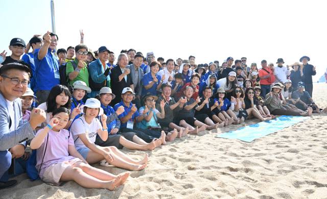 ▲ 제2회 속초맨발걷기 페스타가 27일 속초해변과 외옹치해변 일원에서 경민현 강원도민일보 사장, 이양수 국회의원, 이병선 속초시장,  방원욱 속초시의장, 관련기관 단체장, 시민 등이 참석한 가운데 열렸다.