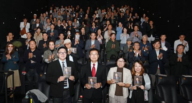 ▲ 정광열 전 강원도 경제부지사가 28일 춘천 메가박스 석사점에서 북콘서트를 열었다. 방도겸 기자