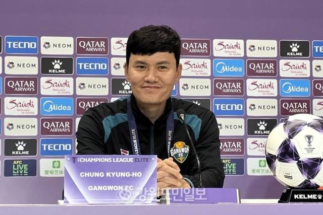 ▲ 강원FC 정경호 감독이 29일 중국 쓰촨 청두 봉황산스포츠공원축구경기장에서 청두 룽청과 2025-2026 AFC 챔피언스리그 엘리트 리그 스테이지 동아시아 2차전 사전 기자회견을 갖고 있다. 한규빈 기자