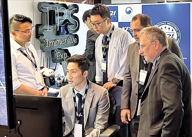 한국항공우주산업(KAI) 관계자가 작년 9월 벨기에 브뤼셀에서 열린 S1000D/IPS 유저 포럼에서 해외고객을 대상으로 KF-21 전자식 기술교범에 대한 설명을 하고 있다.  KAI 제공