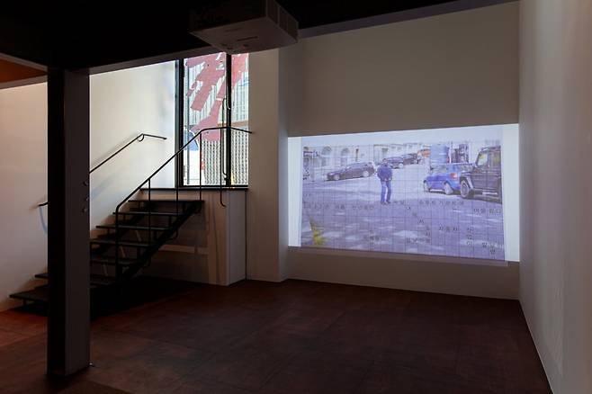 하지민, 니콜라스의 십자말, 2025, 단채널 비디오, 컬러, 사운드, 10분 30초 / 사진. ⓒ남서원. 제공. 아트선재센터. ⓒ 2025. Art Sonje Center all rights reserved