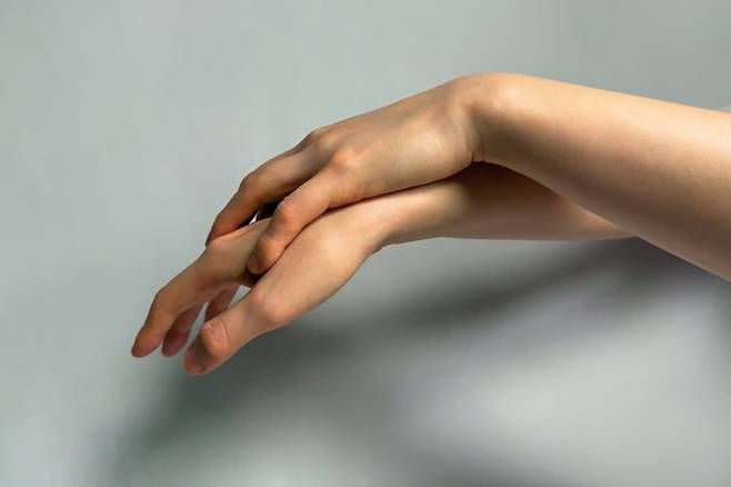 문상훈, <손>, 2019–2025, 트레이싱지에 프린트, 각 355 × 45 cm / 사진. © 문상훈