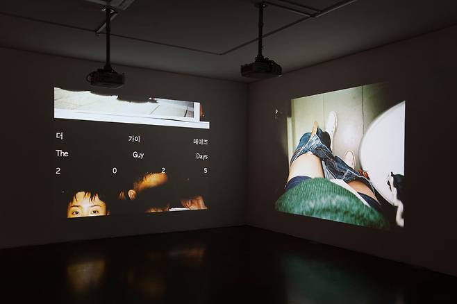 성재윤, <더 가이 데이즈>, 2025, 2채널 비디오, 컬러, 무음, 2분 30초 / 사진. ⓒ남서원, 제공. 아트선재센터. ⓒ 2025. Art Sonje Center all rights reserved.