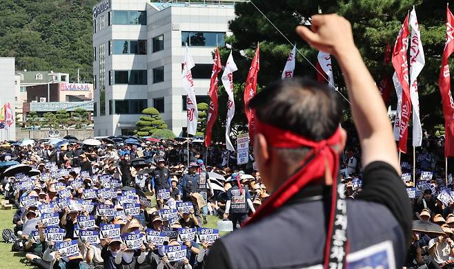 지난 9월 3일 울산시 북구 현대자동차 울산공장 본관 앞에서 열린 현대차 노조의 총파업 결의대회에서 조합원들이 구호를 외치고 있다./연합뉴스