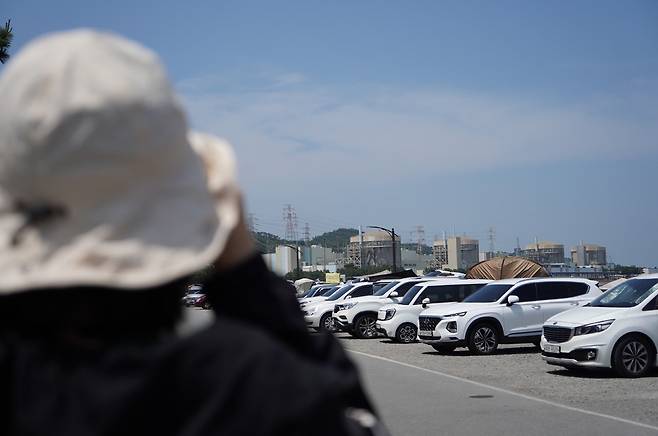 환경운동연합이 시인들과 함께한 경주 월성 원전 답사 현장에서 한 시인이 원전 부지를 바라보고 있다. 환경운동연합 제공.