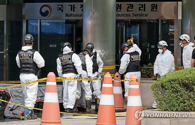 29일 오전 대전 유성구 국가정보자원관리원(국정자원) 화재 현장에서 경찰 관계자들이 불이 붙었던 무정전·전원 장치(UPS)용 리튬이온배터리 상태를 확인하고 있다. 연합뉴스