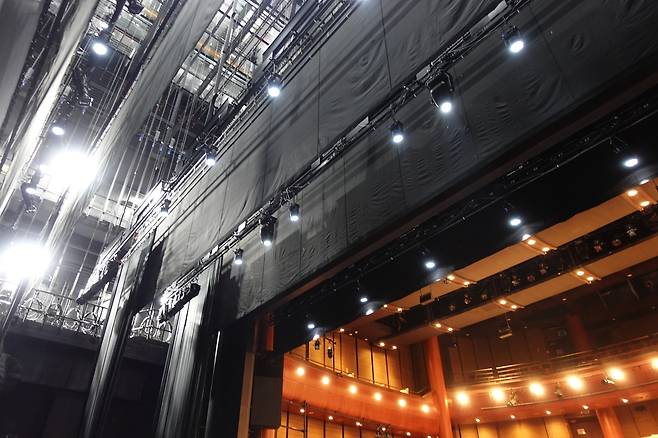 명동예술극장 무대 상부의 모습. 무대의 크기는 폭 11.5m, 높이 7m, 깊이 11m 이다.국립극단 제공