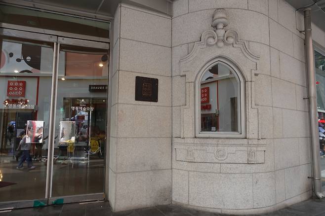 명동예술극장 입구에 있는 뾰족 아치창은 과거 영화관 시절 매표 창구로 쓰였다.    국립극단 제공