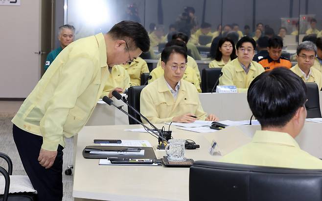 고개 숙인 행안부 장관 윤호중 행정안전부 장관이 29일 정부세종청사에서 국가정보자원관리원 행정정보시스템 화재 관련 중앙재난안전대책본부 회의를 주재하기에 앞서 이번 사고로 불편을 겪는 국민에게 사과하고 있다. 연합뉴스