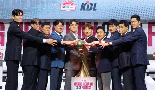 29일 서울 용산구 블루스퀘어에서 열린 ‘2025-2026시즌 프로농구 개막 미디어데이 & 팬페스트’ 행사에서 각 팀 감독이 기념 촬영을 하고 있다. 왼쪽부터 DB 김주성·소노 손창환·KCC 이상민·KT 문경은·삼성 김효범·현대모비스 양동근·정관장 유도훈·한국가스공사 강혁·LG 조상현·SK 전희철 감독. 연합뉴스