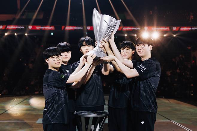 Gen.G players lift up the LCK trophy after winning the finals in Incheon on Sunday. (Riot Games)