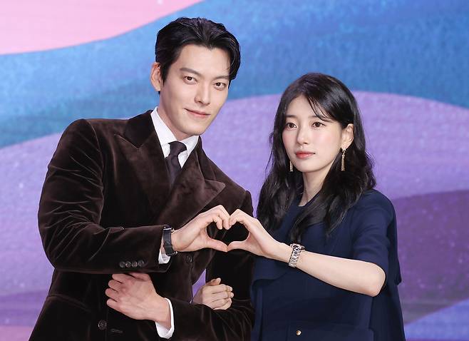 Kim Woo-bin (left) and Bae Suzy pose for a photo during a press conference held in Gangnam-gu, Seoul, Monday. (Yonhap)