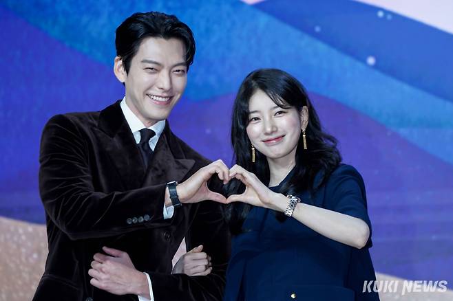 배우 김우빈(왼쪽), 수지가 29일 서울 강남구 조선팰리스 서울에서 열린 넷플릭스 드라마 ‘다 이루어질지니’ 제작발표회에서 포즈를 취하고 있다. 유희태 기자