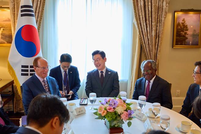 유엔총회 참석차 미국을 방문한 이재명 대통령이 22일(현지시간) 뉴욕의 한 호텔에서 래리 핑크 세계경제포럼 의장을 접견하고 있다. 연합뉴스