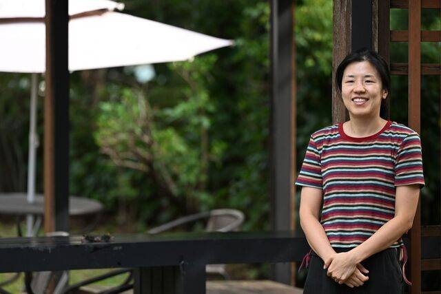 1인 출판사 파초의 이정민 대표가 지난 18일 서대문구 연희문학창작촌에서 인터뷰에 앞서 밝게 웃고 있다. 그는 소설을 쓸 때는 본명 대신 이수민이라는 이름을 쓴다. 김지훈 기자