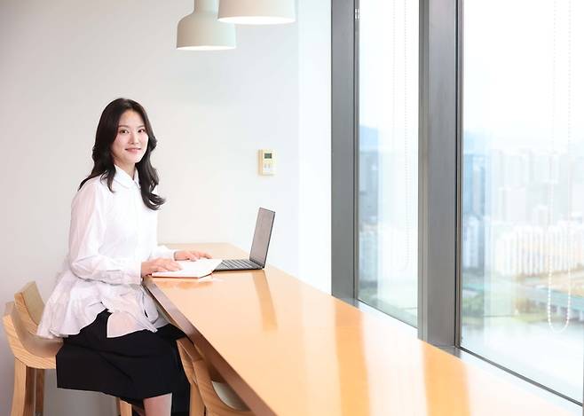 한화 라이프플러스 인터내셔널 크라운 컨설턴트로 변신한 유소연이 사무실에서 포즈를 취하고 있다. 한주형 기자