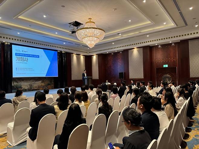 코트라(KOTRA) 두바이 무역관이 주최한 이번 취업박람회에는 UAE에서 활약하고 있는 한국의 스무개 기업이 참여했다. 현지 취업을 원하는 구직자들이 몰려 3일 전 사전 신청이 마감됐을 정도로 관심이 뜨거웠다.