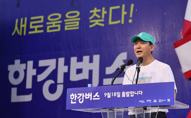 오세훈 서울시장이 17일 서울 여의도 한강버스선착장에서 열린 한강버스 취항식에 축사를 하고 있다. [사진 뉴스1]