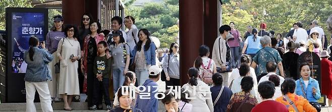중국 단체관광객의 무비자 입국 첫날인 29일 서울 남산골한옥마을을  찾아 관람 하고 있다.  2025.9.29 [김호영기자]
