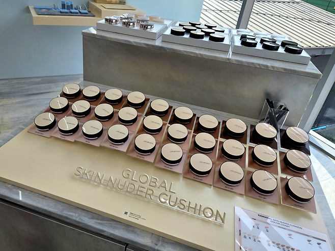 정샘물뷰티는 다양한 인종과 피부색을 고려해 30가지 색상의 ‘스킨 누더 쿠션’을 내놨다. [김혜진 기자]