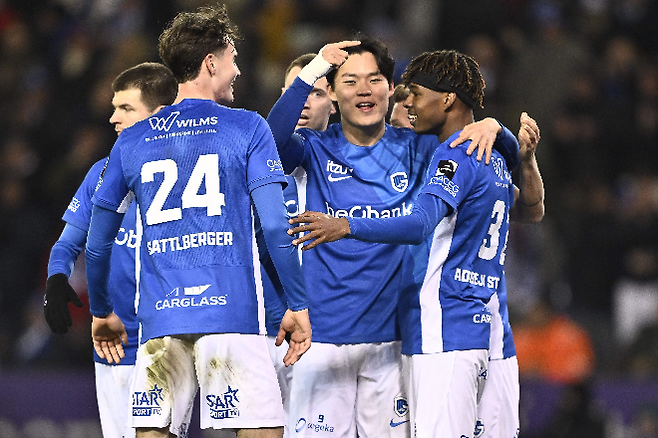 오현규가 득점 후 동료들과 기쁨을 나누고 있다. 사진=AFP=연합뉴스