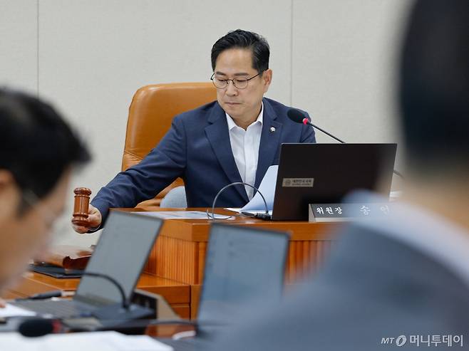 (서울=뉴스1) 안은나 기자 = 국회 기획재정위원회 박수영 국민의힘 간사가 9일 오전 서울 여의도 국회에서 열린 제427회국회(임시회) 제1차 전체회의에서 의사봉을 두드리고 있다. 기재위는 임광현 국세청장, 구윤철 경제부총리 겸 기획재정부 장관 후보자 인사청문회를 각각 오는 15일, 17일 실시하기로 했다. 2025.7.9/뉴스1  Copyright (C) 뉴스1. All rights reserved. 무단 전재 및 재배포,  AI학습 이용 금지. /사진=(서울=뉴스1) 안은나 기자