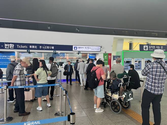 29일 오전 서울 중구 서울역 창구에 신규 할인 등록자 등이 줄을 선 모습./사진=최문혁 기자.