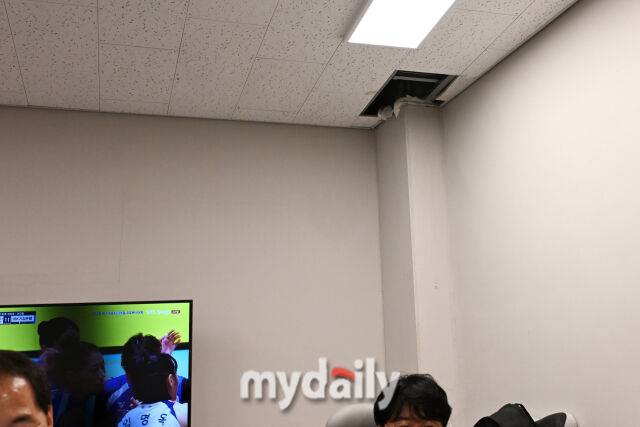 ▲ 사진기자실 천정에서 떨어지는 빗물을 임시로 벽을 타고 흐르게 하고 있다.